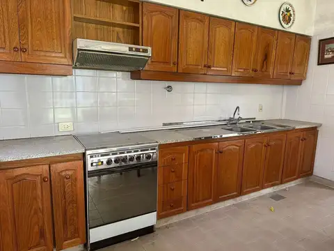 Casa en Alquiler con 3 cocheras