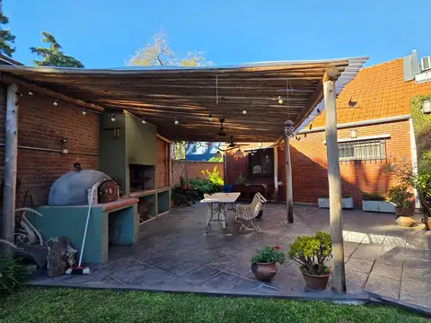 Casa 6 ambientes con 4 baños
