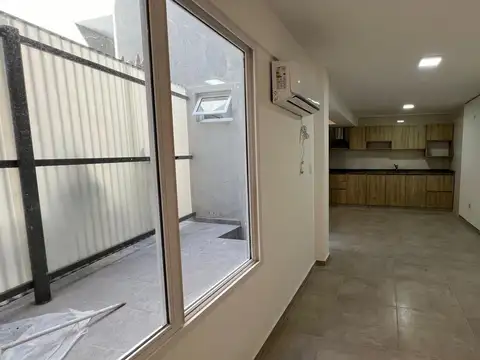 PH de 1 ambiente divisible en Planta baja con patio, incluye aire acondicionado frio/calor.