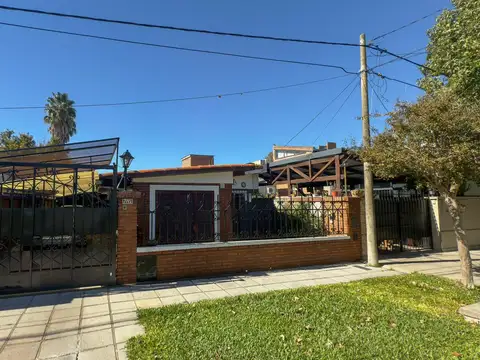 Venta casa+ quincho/loft con pileta y cochera barrio Santa Rita, Granadero Baigorria