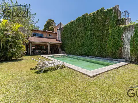 Importante casa de categoría sobre lote de 10 x 43,7 m²