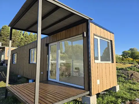 Casas container a estrenar, con entrada de auto, amplio jardín libre y costa al río Ñirihuau.