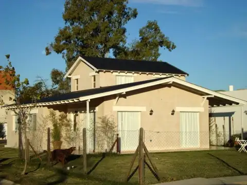 Casa en dos plantas de 5 ambientes