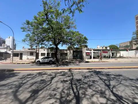 LOTE EN VENTA SOBRE AV. PUEYRREDON CON 49 MTS DE FRENTE -  -