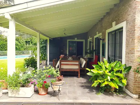 Casa 8 ambientes con 3 baños