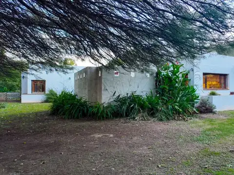 Casa 8 ambientes con 2 baños
