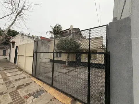 Casa con departamento en venta en Quilmes