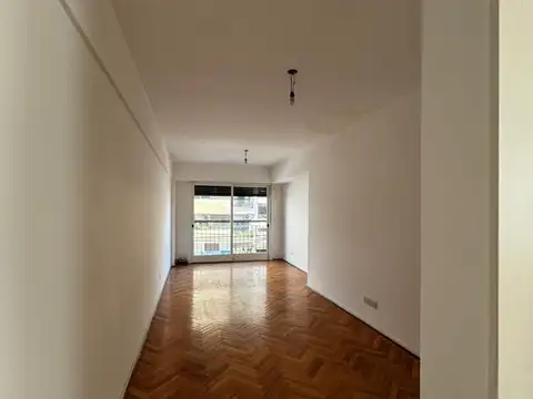 DEPTO INMEJORABLE ESTADO–AL FRENTE–C/COCHERA CUBIERTA Y BAULERA–DOBLE CIRCULACION - BALCON CORRIDO