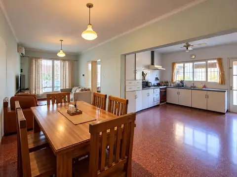 Casa en Venta con 2 cocheras