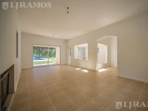 Casa en Alquiler con 2 cocheras