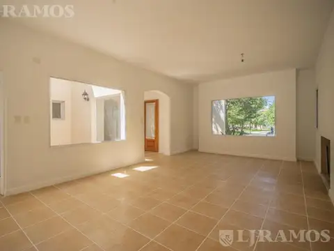 Casa en Alquiler con 2 cocheras