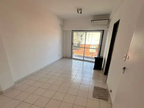 Departamento 2 ambientes al frente con balcón, segundo piso por escaleras.