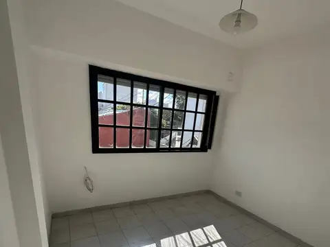 Departamento 2 ambientes al frente con balcón, segundo piso por escaleras.