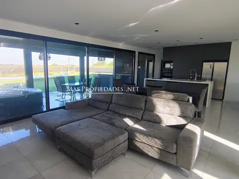 Casa 5 ambientes con 3 baños