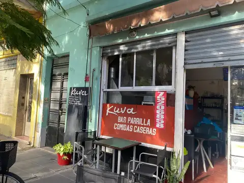 CASA CON LOCAL SOBRE LOTE DE 8.66 X 18.82