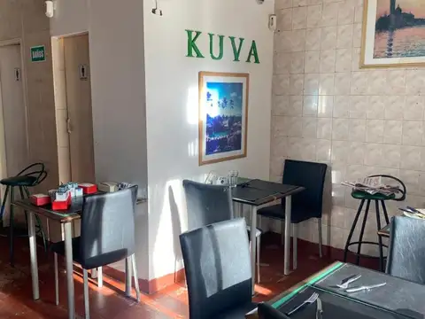 CASA CON LOCAL SOBRE LOTE DE 8.66 X 18.82