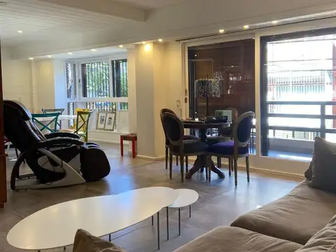 Piso de 4 ambientes con dep, balcón,patios y cochera.