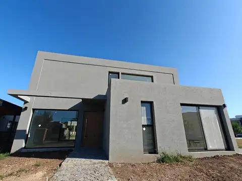 Casa con pileta en Pilar del Este Santa Lucia