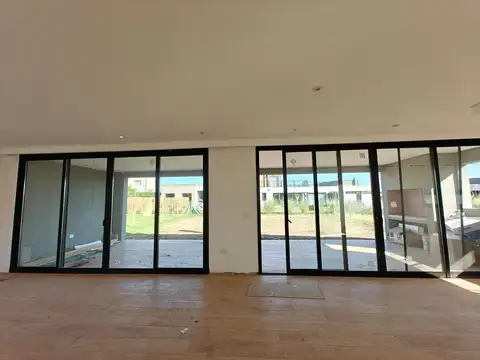 Casa en Venta con 4 cocheras