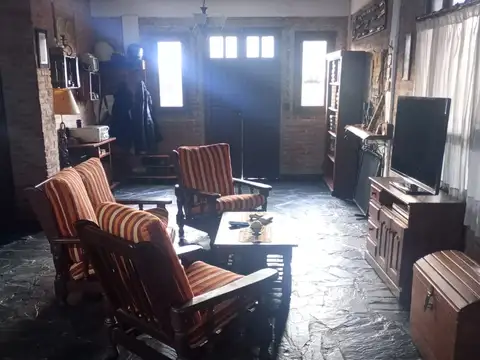 IMPECABLE Casa de 4 Ambientes con Pileta y Galería.