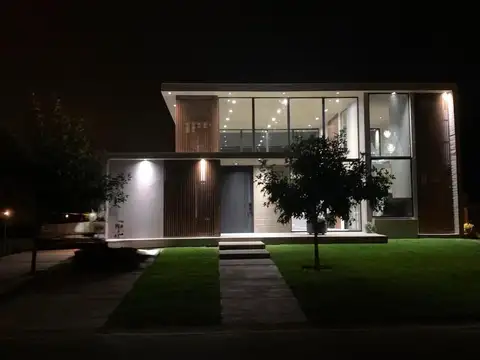 Casa en Alquiler Temporal con 3 cocheras