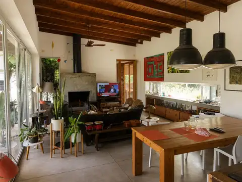 Casa en Alquiler con 2 cocheras