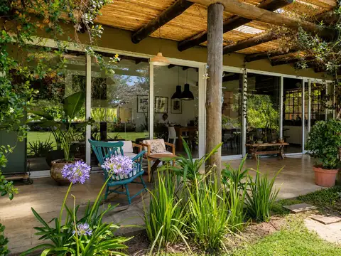Casa de cuatro dormitorios con jardín y pileta en Aldea Fisherton. ALQUILER TEMPORARIO.