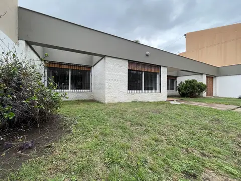 Oficina en Alquiler en Cerro De Las Rosas, $ 2.300.000