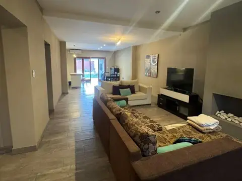 Casa en Venta 6 ambientes. Igualdad 1200. Haedo