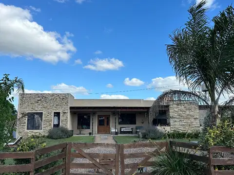 Casa 6 ambientes con 2 baños