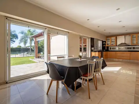 Casa 9 ambientes con 5 baños