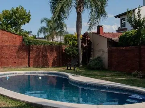 VENTA CASA 5 AMBIENTES, PARQUE, PILETA APT CREDITO MULTIFAMILIAR