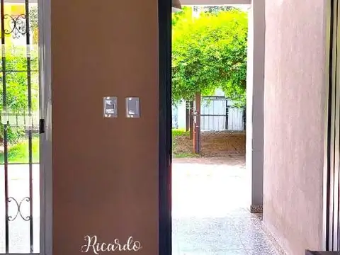 HERMOSA CASA, GRAN JARDÍN, GARAGE, ENTRADA VARIOS AUTOS
