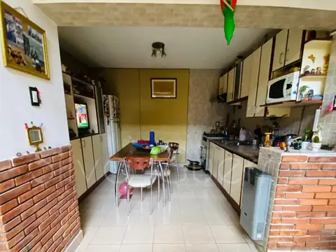 Casa 4 ambientes con 2 baños