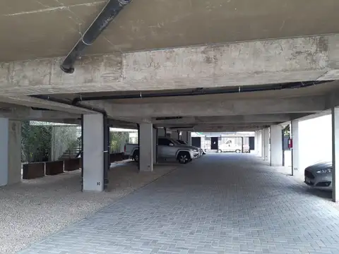 Vicente López - Amplia cochera Cubierta en Planta Baja