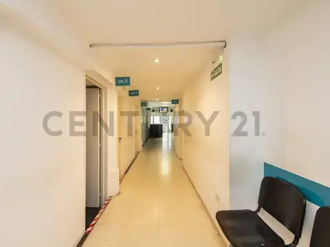 Oficina 8 ambientes con 4 baños