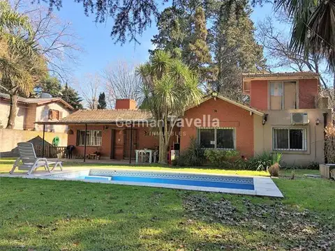 Venta casa 4 Amb. con parque y pileta, Parque Leloir, Ituzaingo.