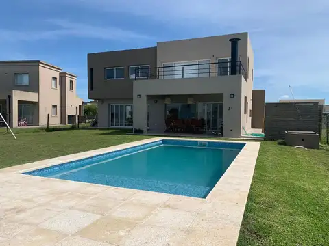 Exclusiva Casa con Vista Abierta a la Laguna en El Cantón
