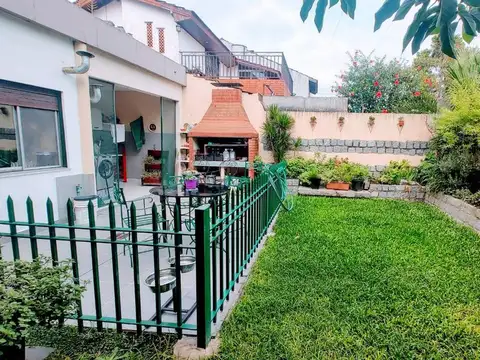 VENTA CASA 5 AMBIENTES EN MONTE GRANDE CON JARDIN