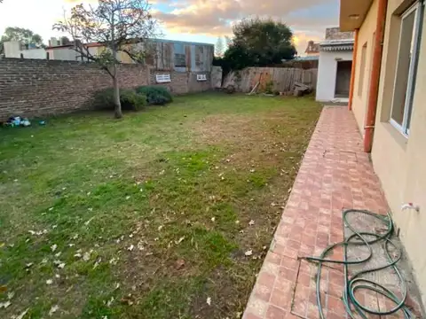 CASA AMERICANA DE 3 AMBIENTES AL FRENTE + CHALET AL CONTRAFRENTE DE 3 AMBIENTES EN VENTA - MORON