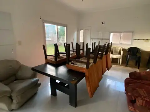 Casa 6 ambientes con 2 baños