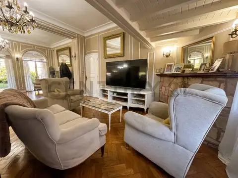 Casa en Venta con 2 cocheras