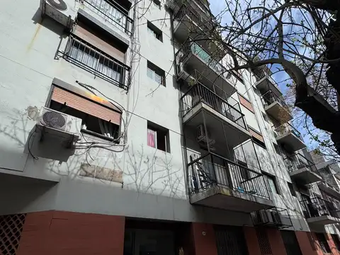 Departamento dos ambientes al frente con balcon