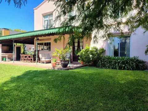 Casa 5 ambientes con 3 baños
