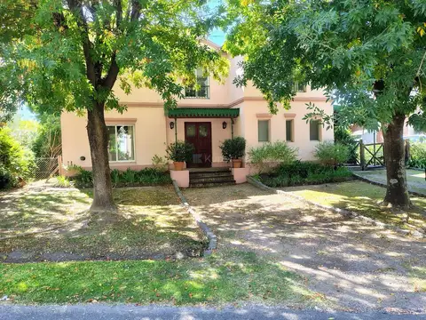 Casa a la venta con 3 dormitorios,apto crédito en Barrio Los Sauces. Pilar