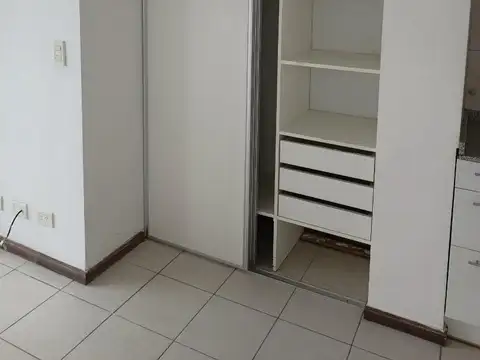 Alquiler. Monoambiente divisible, amplio con balcón.
