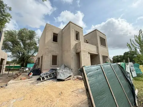 Casa 5 ambientes con 4 baños