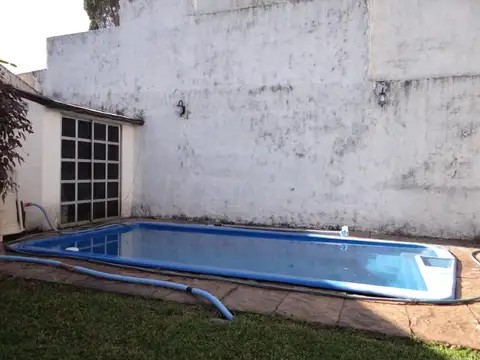 Chalet 4 amb. con fondo parquizado, piscina y garaje para 2 autos en Barrio Parque, Vicente López