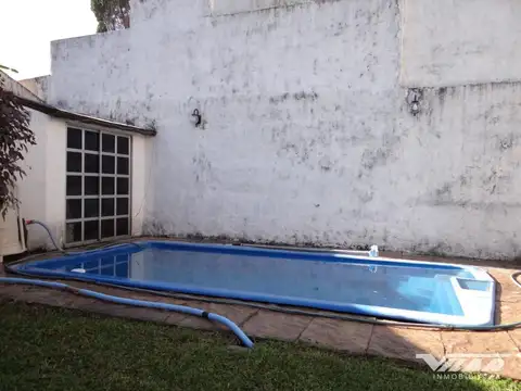 Chalet 4 amb. con fondo parquizado, piscina y garaje para 2 autos en Barrio Parque, Vicente López