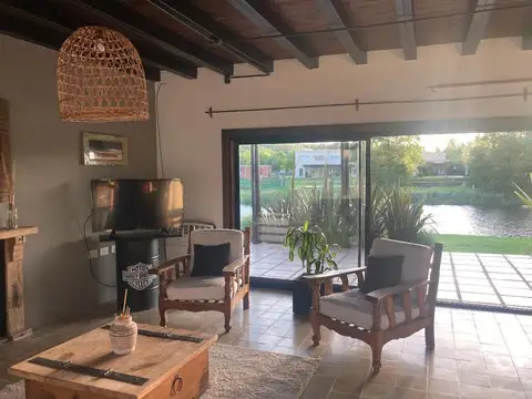Casa 6 ambientes con 2 baños